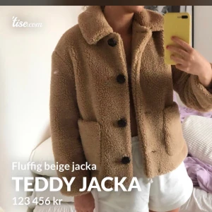 Teddy Jacka - BUDA!  Minst 20 kronor per budgivning!! Skitfin teddyjacka sol dessvärre inte får plats i min garderob längre, söker ny ägare. Storlek ca! Passar även en som är S då jag är det.