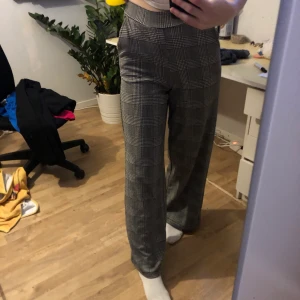 Rutiga byxor  - Knappt använda trendiga rutiga byxor från ginatricot, i storlek xs men passar till större storlekar. Byxlängd mätt från insidan av benet är 76 cm. Köpare står för frakt! 