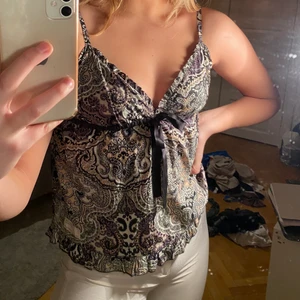 Odd molly-top  - Säljer detta helt oanvända mönstrade odd Molly linnet i storlek 1 som är detsamma som en S. Nypris: 600. Priset kan diskuteras.