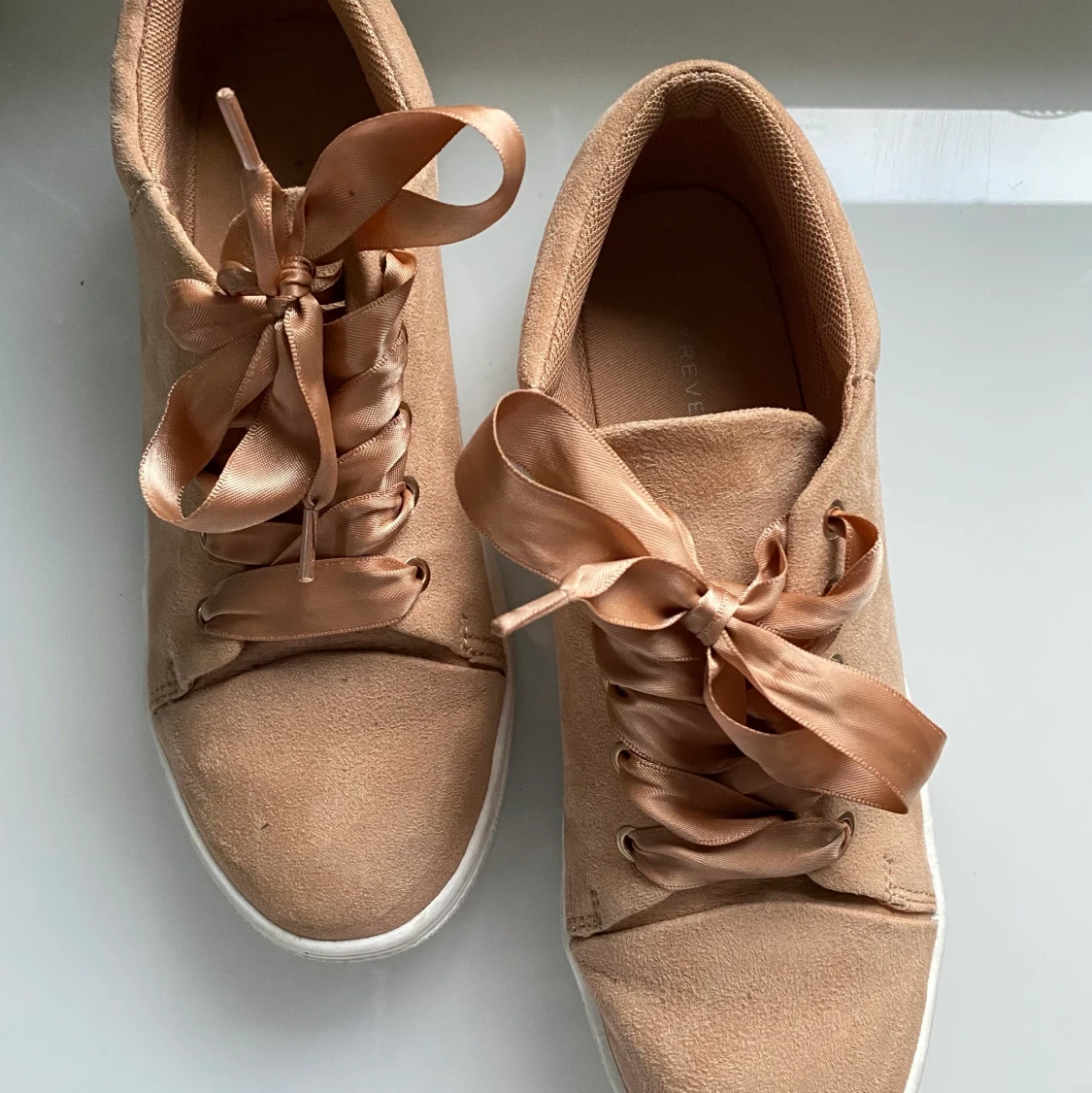 Skor med sidensnören - 90