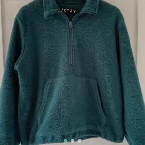 I stay tröja  - En grön  I stay tröja som inte kommer till användning, knappt använd. Super skön och varm. Köpt för 250 kr på carlings 