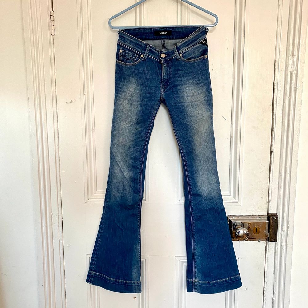 Blåa stretch jeans från Replay, väldigt y2k med låg midja och bootcut / flare. Storlek 24”/30”. Toppenskick! Nypris 1200 kr.. Jeans & Byxor.