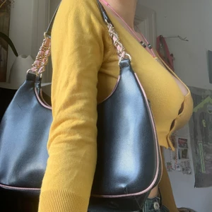 Y2k handbag  - Kattig svart handväska med 3 innerfack som rymmer mycket! Du stråt för frakten, kan även mötas i Stockholm 