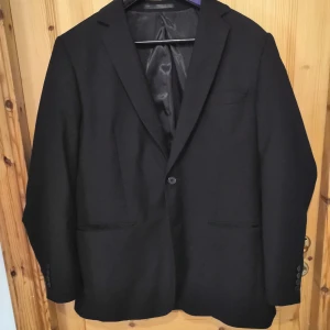 Dressmann Kavaj Svart 48 RF - Suit Blz EC Sustain RF Black 80% RECYCLEDPOLYESTER, 20% Lenzing Modal  Originalpris: 1 100 kr                                                        Storlek: 48