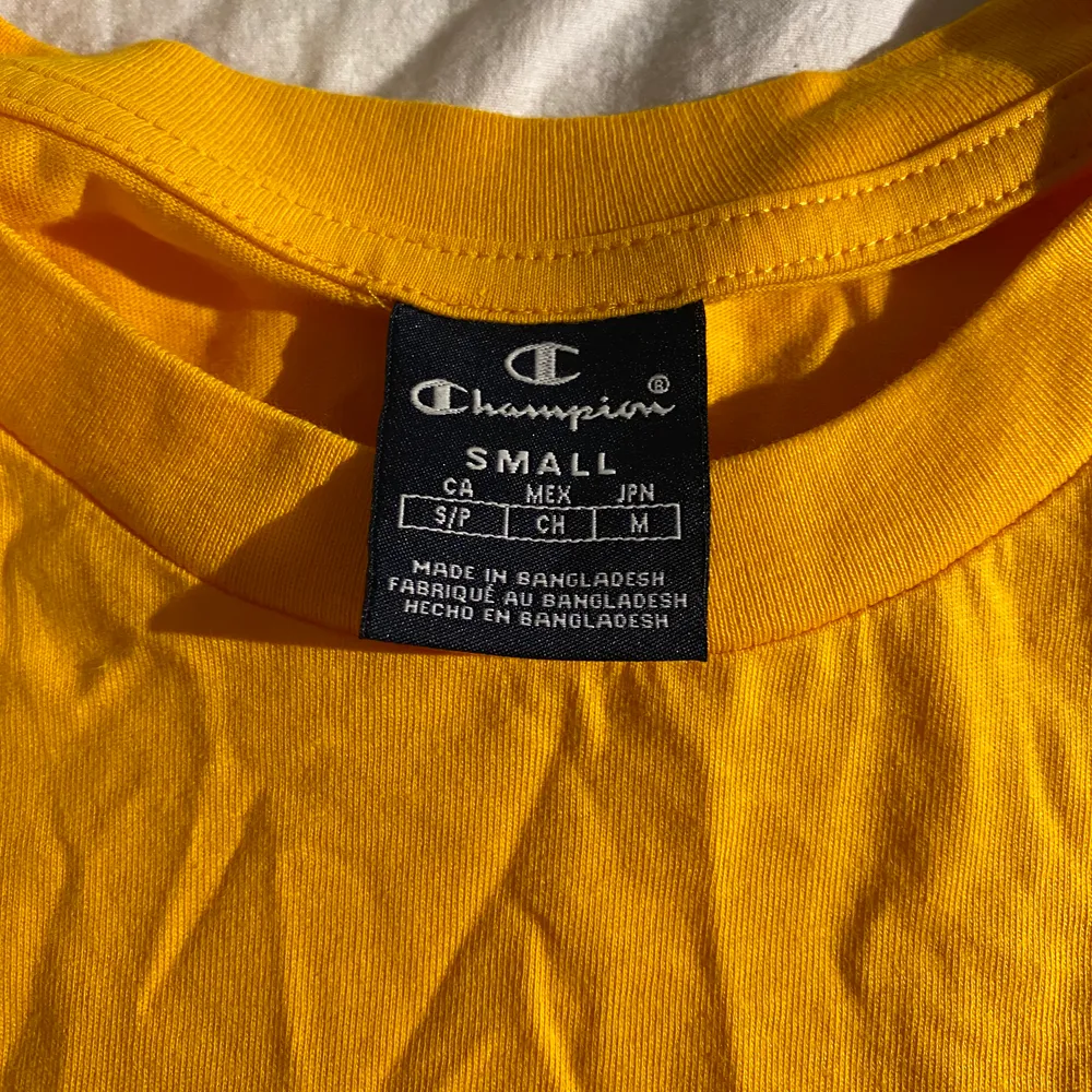 gul champion tshirt i nyskick. tröjan är bara använd ca 3 gånger. snygg färg och i storlek S. köparen står för frakt. . T-shirts.