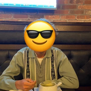 Fucking awesome tröja stl M - Köpt i New york, använd typ 3 ggr riktigt, schysst condition. Det är en killtröja men den passar tjejer också. Nypris 2500