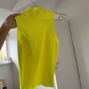  - Neon topp ifrån zara