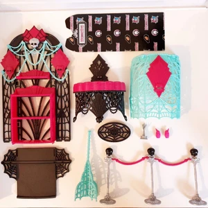 Monster High y2k - Ett set av Monster High möbler komplett med delar. Kommer därmed två rosa drinkar och en silvrig trofé som liknar en hand.🎬 Rengörs och spritas innan de skickas iväg. Är i mycket fint skick alltihop och behöver ett nytt hem. RARE✨