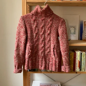 Stickad rosa tröja med ficka - Väldigt go stickad tröja med en ficka för båda händerna fram. Ganska liten, mer åt XS hållet skulle jag vilja säga. Men önskar man en lite tightare passform funkar den absolut för S som jag normalt bär. obs! vikt upp kanten längst ner på sista bilden. Kan även posta!