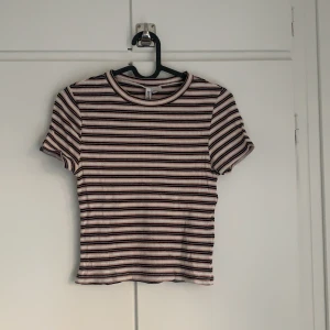 Tshirt - Ribbad randig tshirt. Tight modell som är lite kortare. Sparsamt använd.