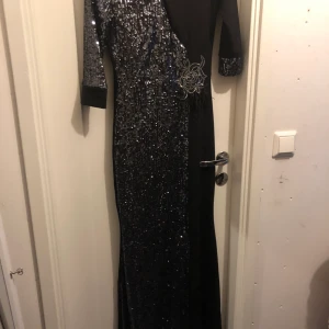Lång festklänning - Säljer nu min fina klänning med paljetter på! Använd endast EN gång men otroligt sparsamt! Säljer pga den inte passar mig längre.Passar stl XS/S.priset går och disskutera.Kom privat för fler frågor eller bilder🥰