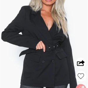 Blazer - Missguided - Blazer/kavaj med bälte från Missguided i storlek 34 som jag säljer då jag önskar en mer oversized passform. Endast använd 1 gång. Nypris är 499kr. Frakt tillkommer!💖