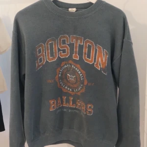 Sweatshirt  - Såå snygg sweatshirt, storlek S men passar Xs-L också beroende på hur man vill att den ska sitta då den är overzised. Köparen står för frakten annars kan jag mötas upp i Stockholm!💕💕