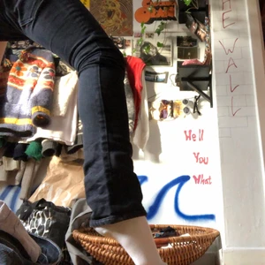 Svarta lowwaist Acne jeans storlek 28/34  - Svarta lowwaist jeans med en straight passform lite lite åt bootcut hållet. Byxor i väldigt bra skick med undantag av märkes lappen på baksidan som är lös i ena kanten men borde gå att limma eller sy fast igen. Fler bilder eller mer information går att få vid kontakt. :) 