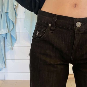 Lågmidjade jeans - Ett par sjukt snygga lågmidjade svarta jeans från citizen of Humanity. Dom är i väldigt fint skick, dock lite vita på vissa sömmar (kontakta privat för närmare bilder). På mig som är 163cm är de för långa, går såklart att sy in om man så vill. Fraktar endast och står ej för postens slarv☀️🐚💕