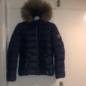 Tommy Hillfiger dunjacka  - Tommy i kort modell . Storlek xs färg navy blue. Fint använt skick