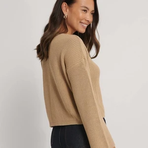 Skickad tröja från nakd - Stickad tröja, storlek xs, köpt från NAKD och använt ett fåtal gånger. Nypris 400kr. Köparen betalar för frakt om inte det är möjligt att mötas upp. (Lånade bilder) ingen budgivning