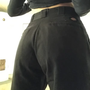 Dickes svarta💜 - Säljer mina svarta dickies (original chinos workpants) i superbra skick pga vill ha dem lite längre (dessa är 32 och egentligen passar de mig som är 168 skitbra haha). Passar till ALLT, fett snygga och dessutom sköna! Kan mötas upp i sthlm eller frakta💓 storleken är 29, men de sitter som en smäck på mig som brukar ha 26 i alla andra byxor.