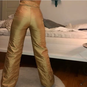 Guldiga termobyxor - Guldiga tunnare termobyxor köpta på Beyond Retro förra hösten 🥰 Perfekta om man vill sticka ut i skidbacken eller nu när det blir lite kallare och man fortfarande vill se ball ut utan att frysa ;-)