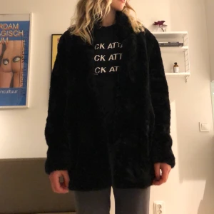 Tiger of Sweden jacka/kappa fuskpäls  - Tiger of Sweden jacka i fuskpäls säljes. Haft i ett par år, fin kvalitet och håller sig ännu fin! 