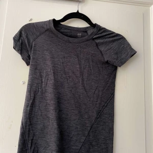 Träningströja - Säljer denna grå/svart träningströja som är förliten, storlek S!!
