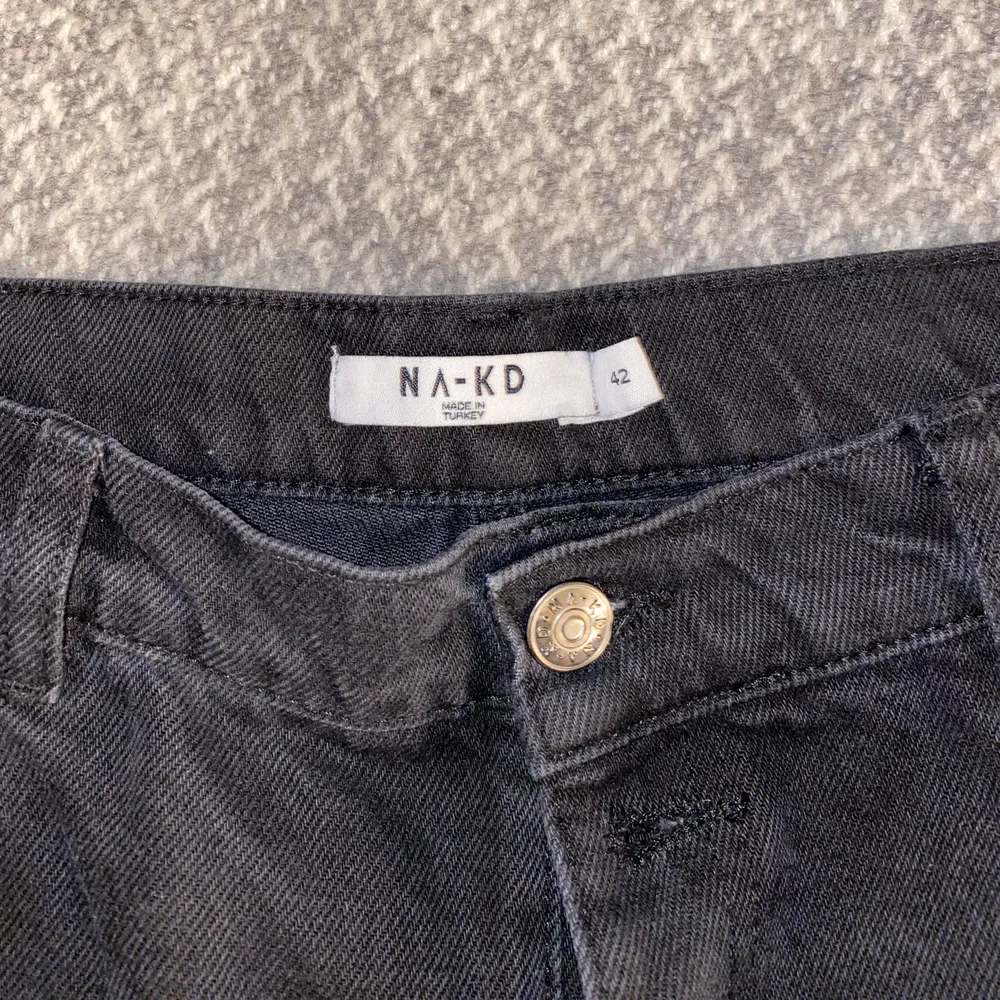 Supersnygga nya och oanvända jeans från NA-KD. Rak modell med slits på insidan av byxan🖤 Dom är i strl 42 dock väldigt små i storlek då dem är för små för mig och jag har strl 38/40. Skulle nog passa någon med strl 36-38 bäst, dem är väldigt långa för mig som är 163🖤 nypris: 299kr. Jeans & Byxor.