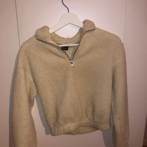 Trendig teddy tröja - Säljer denna utsålda populära tröja från Ginatricot, köpt för 300kr. Använd fåtal gånger!