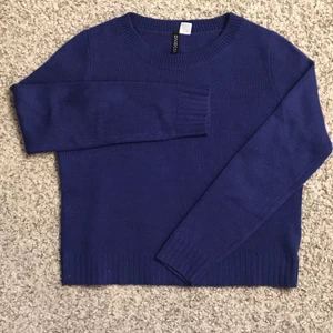 Tröja  - Tunn och lätt stickad tröja från HM, färgen framgår bäst i andra bilden. Den sticks inte alls och är i skönt material, i och med det tunna materialet hänger den fint på 💕