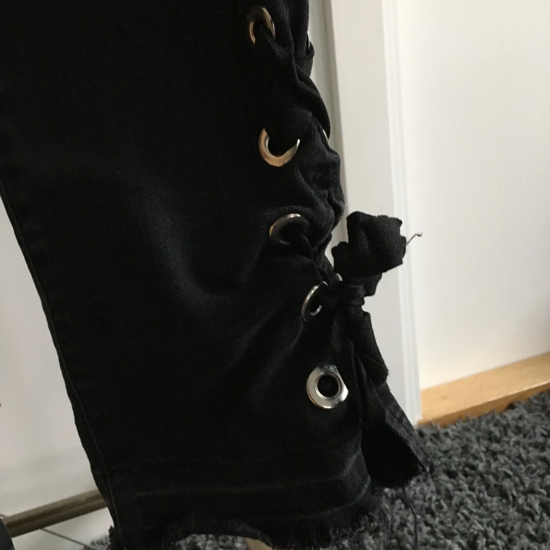 Mango svarta jeans med detalj  - 91