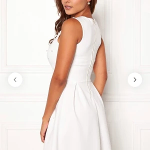 Chiara forthi klänning s:34 - Säljer nu denna jättesöta klänning, pga att den ej kommer till användning. Använd ca två gånger. Nypris 499kr. 