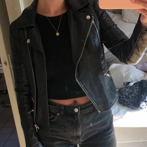 Skinnjacka  - Jättefin knappt använd skinnjacka, köparen står för frakten💕