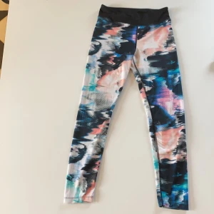 Träningsbyxor storlek 146/152 - Säljer dessa sköna och fina träningsbyxor från H&M , de är använda fåtal gånger så de är i nyskick. KÖPAREN STÅR FÖR FRAKTEN.