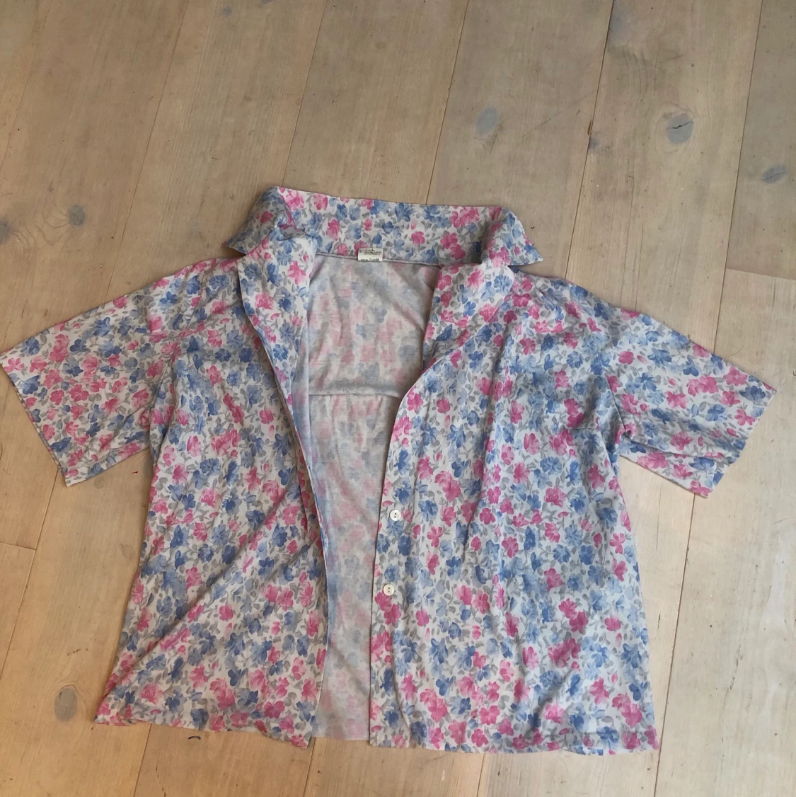 Blommig skjorta!