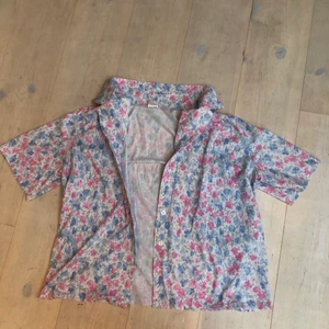 Blommig skjorta! - En jättefin skjorta som är i väldigt skönt material!