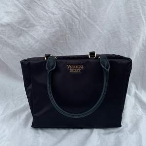En svart Victorias secret handväska, den är i fint skick med några år på nacken men där emot aldrig andvänd. Orginalpris 400kr. 