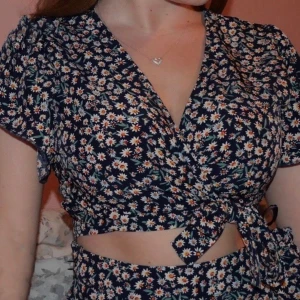 Omlott topp - Aldrig använd tyvärr. Har du frågor eller vill få fler bilder så skriv😊 Settet med kjol finns att köpa för 100kr