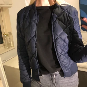 Marinblå dunjacka från Åhléns i storlek XS (34)  - Jättefin marinblå dunjacka från Åhléns i storlek XS/34. Säljer den pga att den inte används. Jackan är i jättebra skick. Säljer för 250kr och köparen står för frakten! 💞 
