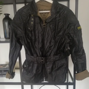 Barbour International jacket  - Jacket: 100% cotton Barbour *Tartan foder Two-way front dragkedja. Oversize jacka med bälte i midjan. Strlk 44, upplever mindre i strlk då jag annars har Medium