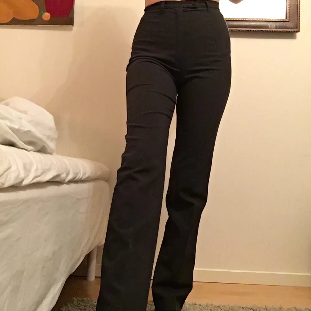 Superfina kostymbyxor köpta på humana! Har tyvärr blivit för små i midjan:( sköna och väldigt bra kvalite! Märket heter Sisley, midjemåttet är 64 cm och jag är 163 cm lång!💗. Jeans & Byxor.