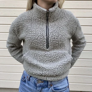 S - Säljer min jättegossiga tröja från Zaful! Funkar både som XS och S. Skulle inte säga att den är välanvänd mer bara använd💓