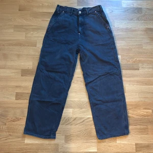 Weekday x Lee Jeans  - Älskar dessa jeans från Lee x Weekday i oversize. Modellen heter Big Skater Trousers. Dom är tyvärr för stora för mig. Storlek W31 