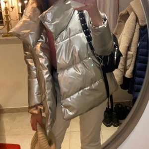 Silverjacka - Jättesnygg unik silverjacka som passar till det mesta. Köpt i vintras för 900 kr och använd i 2 månader men i väldigt fint skick. Storlek S/M men lite oversized i storleken så passar från XS till L beroende hur man vill att den sitter. 