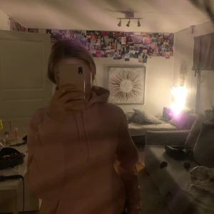 Rosa hoodie från HM - Jag säljer denna rosa hoodie köpt från HM herr i storlek Xs. Har använts ett antal gånger men är i bra skick! Lite oversized och passar perfekt nu till hösten💞