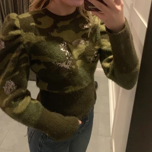 Stickad tröja - Säljer min stickade tröja från Zara. Tröjan är grön med militärmönster och lite paljettdetaljer. Endast använd en gång. 🖤