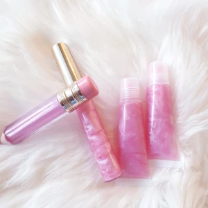 Bubbelgum Läppglans och läpp olja 💕 - Bubblegum lipgloss och lip oil. Lipgloss i penna tuber - 29kr, squeeze tuber - 39kr, wand tuber - 48kr, läpp olja - 20kr. Dem innehåller cocosolja, E vitamin, sweet almond olja. Frakt är 15kr. Bevis på postningen komma finnas på min insta story @bgmbeautycosmetics 