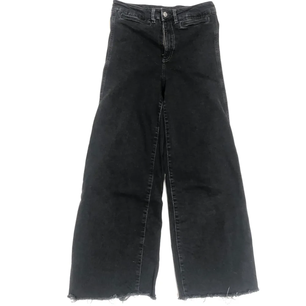 Ett par jätte bekväma svarta culotte jeans från H&M med vida kontrast sömmar. Sååå coola fickor på framsidan och så unik design🖤🖤Storlek 38 men stretchinga så passar någon både mindre och större (passar lite oversized mig som har 34) Använda men i gott skick.. Jeans & Byxor.