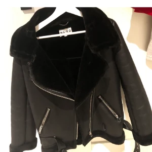 Skinn jacka med päls från NA-KD!! - Hej! Säljer min vinter/höst jacka från NA-KD! I super skick och super skön att ha på sig. Lite oversized i modellen! Storlek 36 men skulle säga att den mer är en 38💕💕💕 nypris 999kr och säljer nu för 450kr eller bud med rätt att nekas!! Skärpet hittar jag tyvärr inte, men annat ”läderskärp” med följer om man vill