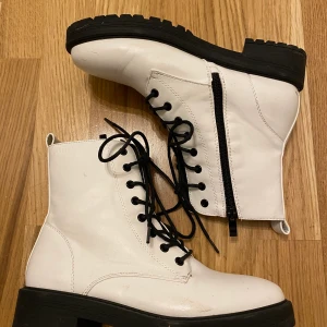 Vita Kängor/Vinterskor  - SÄNKT PRIS Ett par varma vita kängor från Din Sko, använda få tal gånger. Självklart kommer jag att rengöra skorna innan jag skickar iväg dom, överlag inga problem fina skor. NYPRIS 499kr Frakt tillkommer eller hämtas i Malmö. 