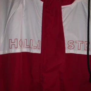 Vindjacka från hollister   - Jag säljer denna fina vindjacka från hollister då den inte kommer till användning . Använd fåtal gånger . Köparen står för frakt kan mötas upp samt frakta. Köpt för 400