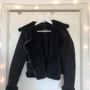 Höstjacka storlek M - Höstjacka från Pull&bear i suupermysigt material!!!! Fluff inuti och mocka utanpå. Storlek M men liten i storleken. Sparsamt använd. Nypris 699kr. Kan även frakta